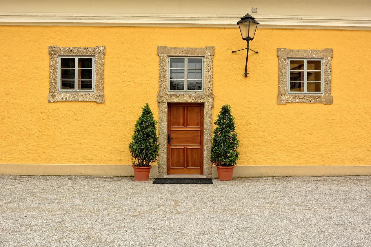 elewacja domu w kolorze żółtym